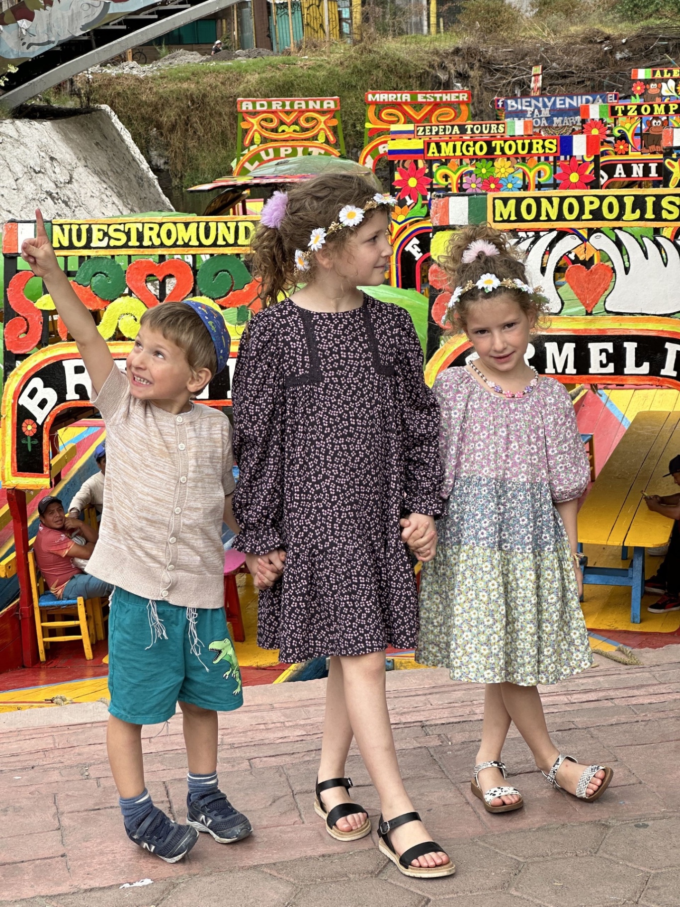 Kids in front of the trajineras