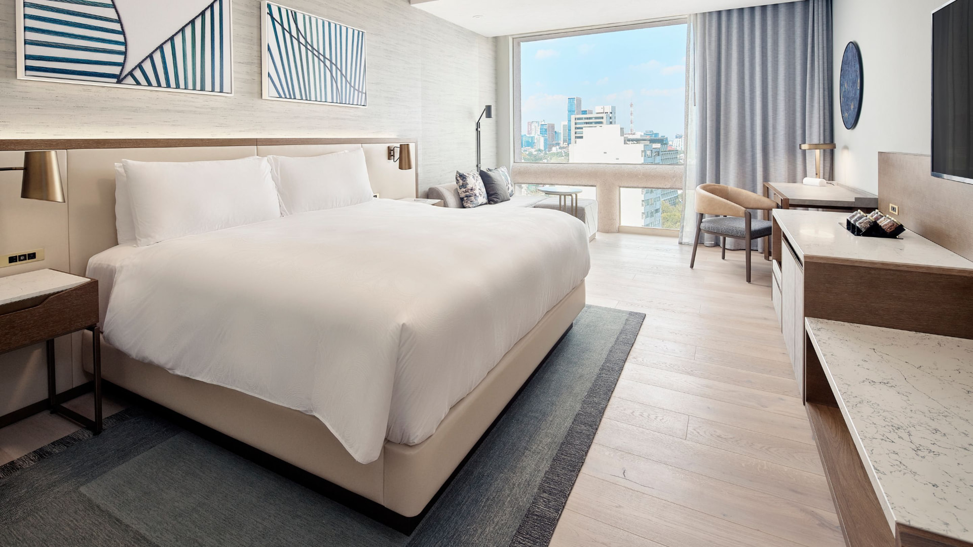 Deluxe king guest room
